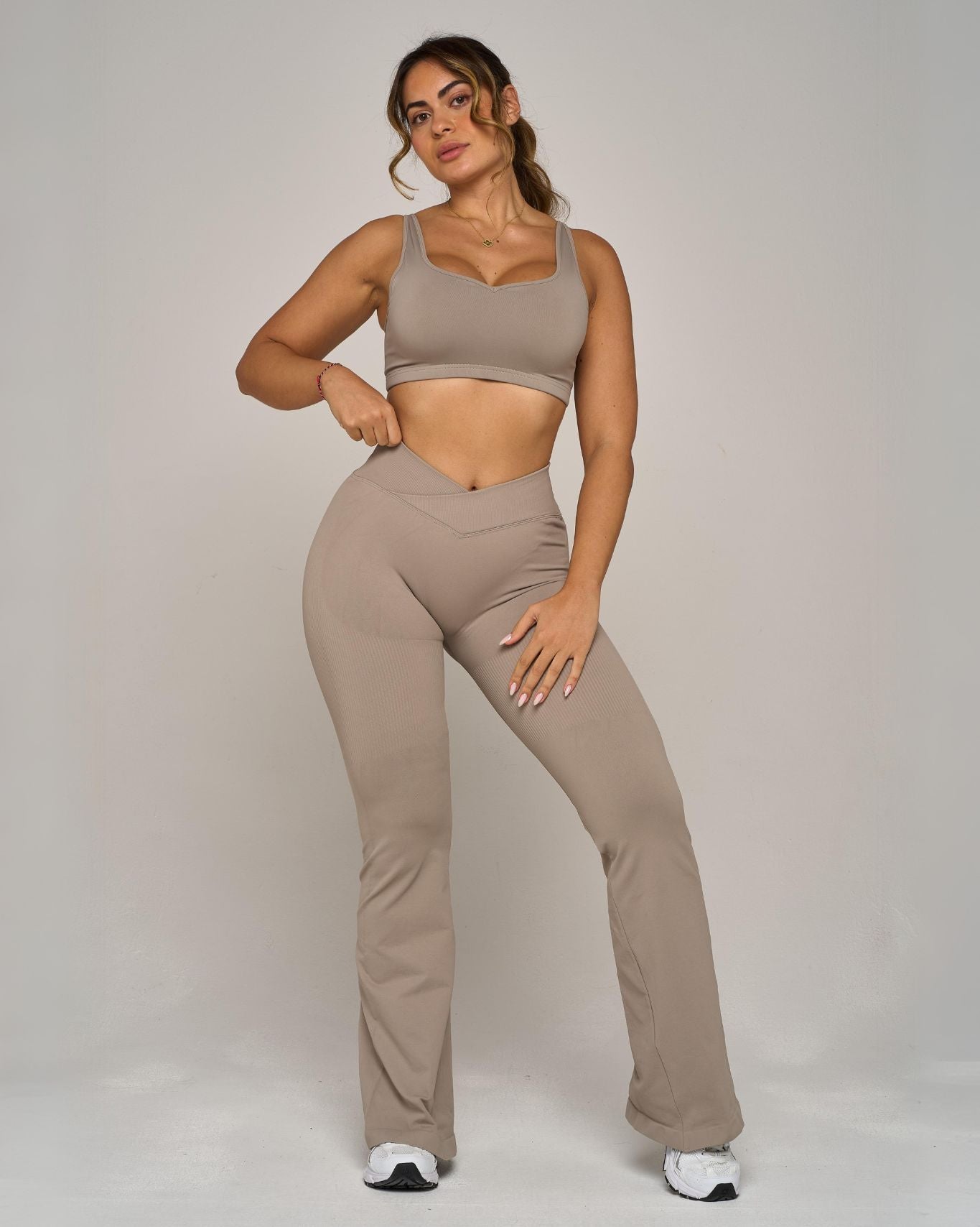 Legginsy Chiara V z rozszerzanymi nogawkami | Latte