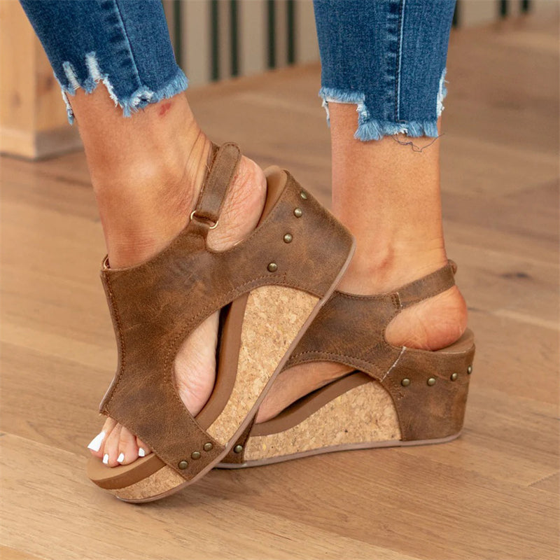 Sandały na platformie z odkrytymi palcami i średnim obcasem dla kobiet