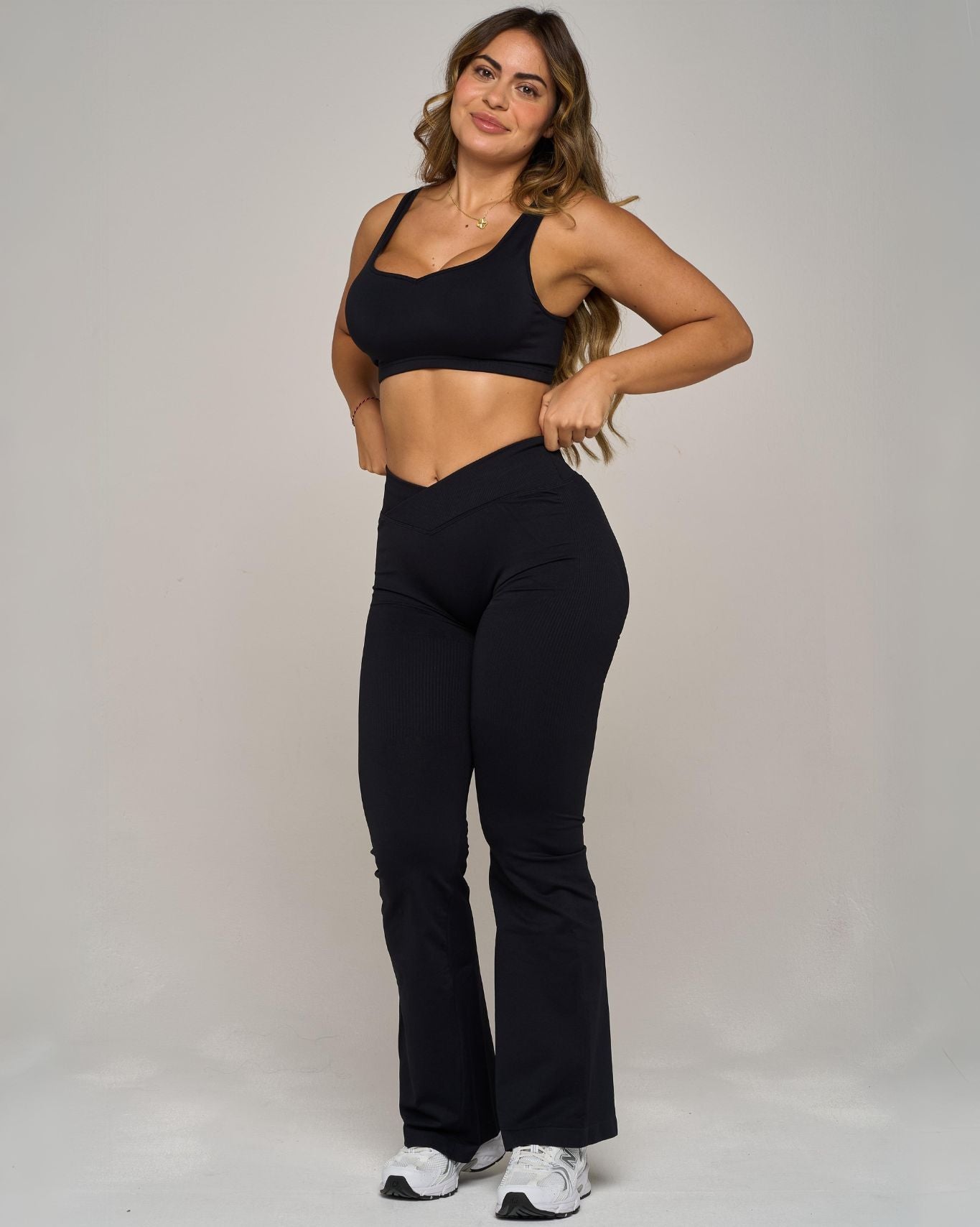 Legginsy Chiara V z rozszerzanymi nogawkami | Czysta czerń