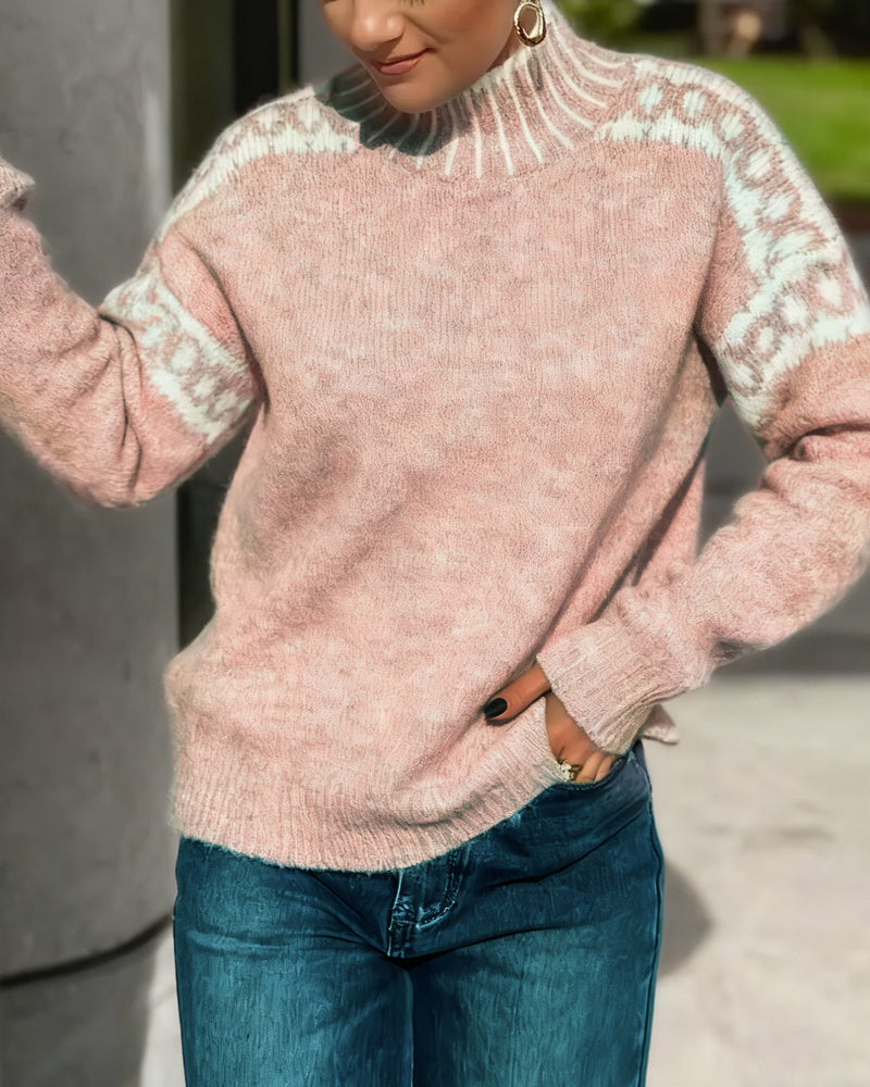 Sweter z Wysokim Kołnierzem w Kontrastowe Wzory