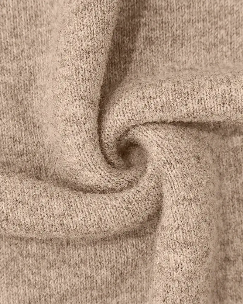 Sweter z Wysokim Kołnierzem w Kontrastowe Wzory