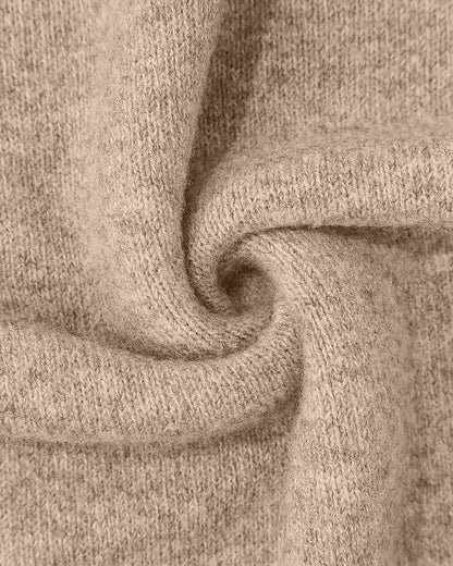 Sweter z Wysokim Kołnierzem w Kontrastowe Wzory