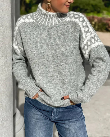 Sweter z Wysokim Kołnierzem w Kontrastowe Wzory